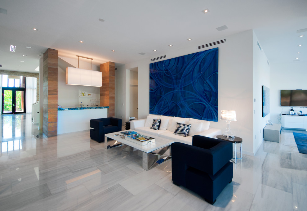 Mittelgroßes, Offenes Modernes Wohnzimmer mit weißer Wandfarbe, TV-Wand und Marmorboden in Miami