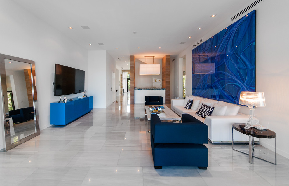 Свежая идея для дизайна: открытая гостиная комната среднего размера в современном стиле с белыми стенами, телевизором на стене и мраморным полом - отличное фото интерьера