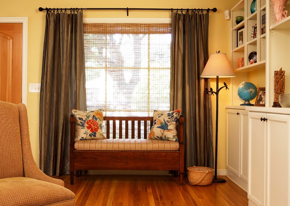 Foto di un soggiorno classico di medie dimensioni e chiuso con pareti beige, pavimento in legno massello medio, nessun camino e TV a parete
