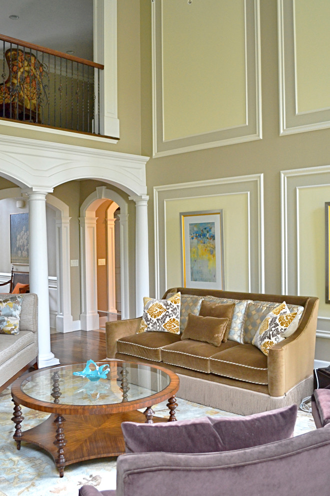 Cette photo montre un grand salon chic fermé avec une salle de réception, un mur beige, un sol en carrelage de porcelaine, une cheminée standard et un manteau de cheminée en bois.