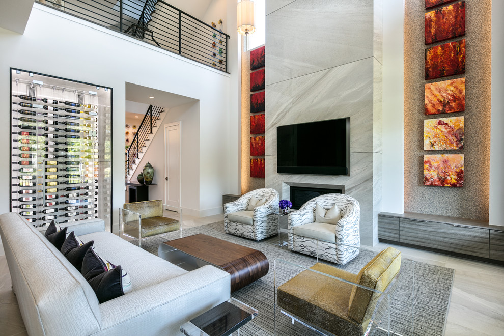 Offenes Modernes Wohnzimmer mit weißer Wandfarbe, Kaminumrandung aus Stein, TV-Wand und beigem Boden in Houston