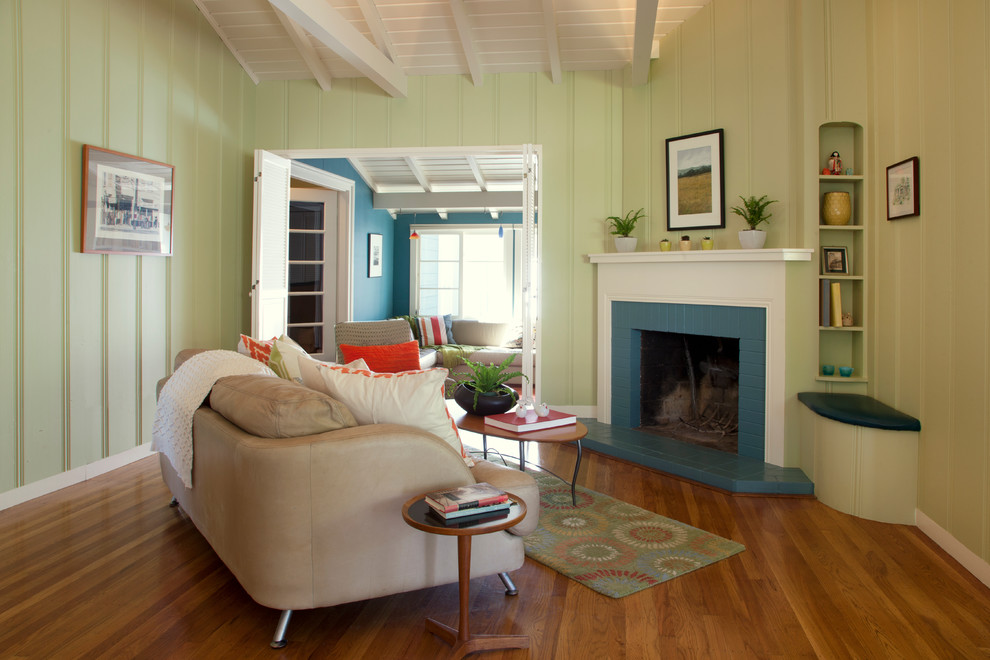Repräsentatives, Fernseherloses, Abgetrenntes Maritimes Wohnzimmer mit grüner Wandfarbe, braunem Holzboden, Kamin und Kaminumrandung aus Backstein in San Francisco