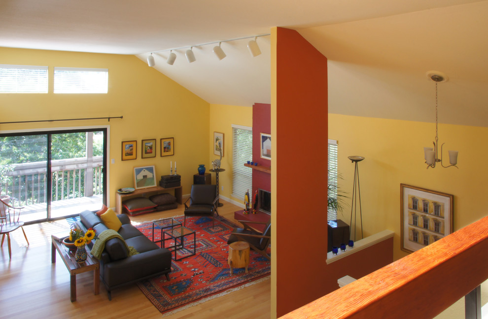 Idee per un soggiorno boho chic di medie dimensioni e stile loft con pareti multicolore, parquet chiaro, camino classico, cornice del camino in mattoni e nessuna TV