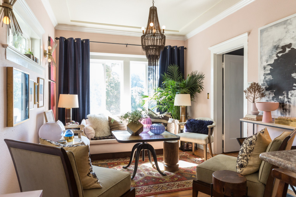 Esempio di un soggiorno classico chiuso con pareti rosa, pavimento in legno massello medio e pavimento marrone