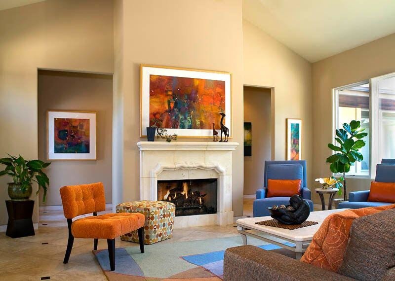 オースティンにある高級な中くらいなトランジショナルスタイルのおしゃれなLDK (ベージュの壁、トラバーチンの床、標準型暖炉、石材の暖炉まわり) の写真