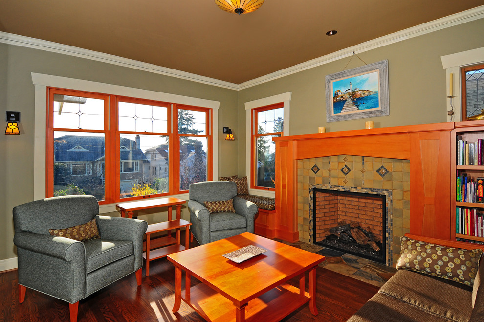 Imagen de salón de estilo americano con marco de chimenea de baldosas y/o azulejos