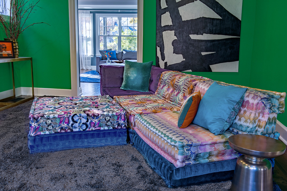 Foto di un soggiorno minimalista aperto con pareti verdi, camino classico e cornice del camino in mattoni