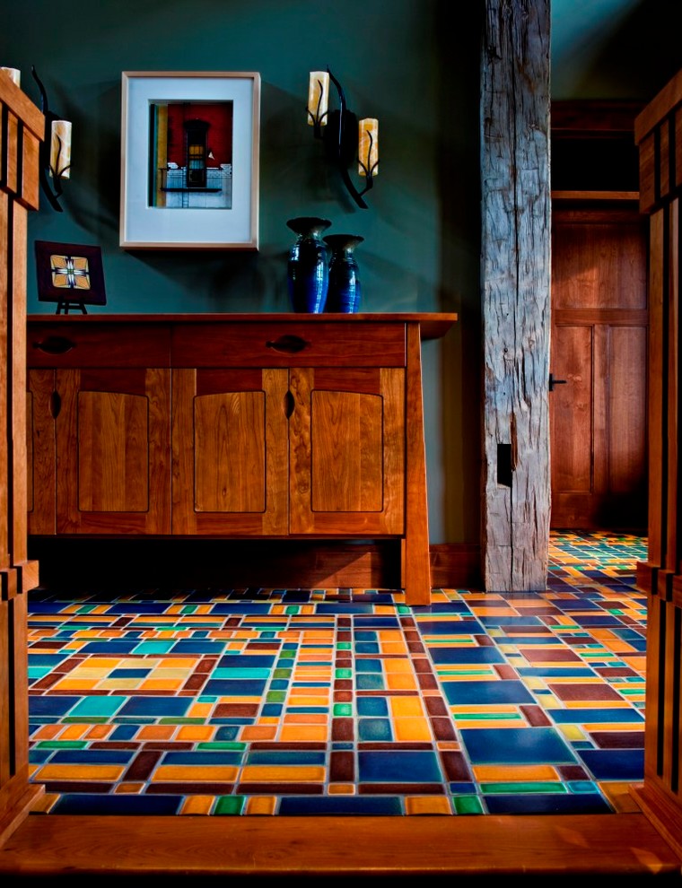 Aménagement d'un grand salon craftsman avec un sol en carrelage de céramique, un sol multicolore et un mur bleu.