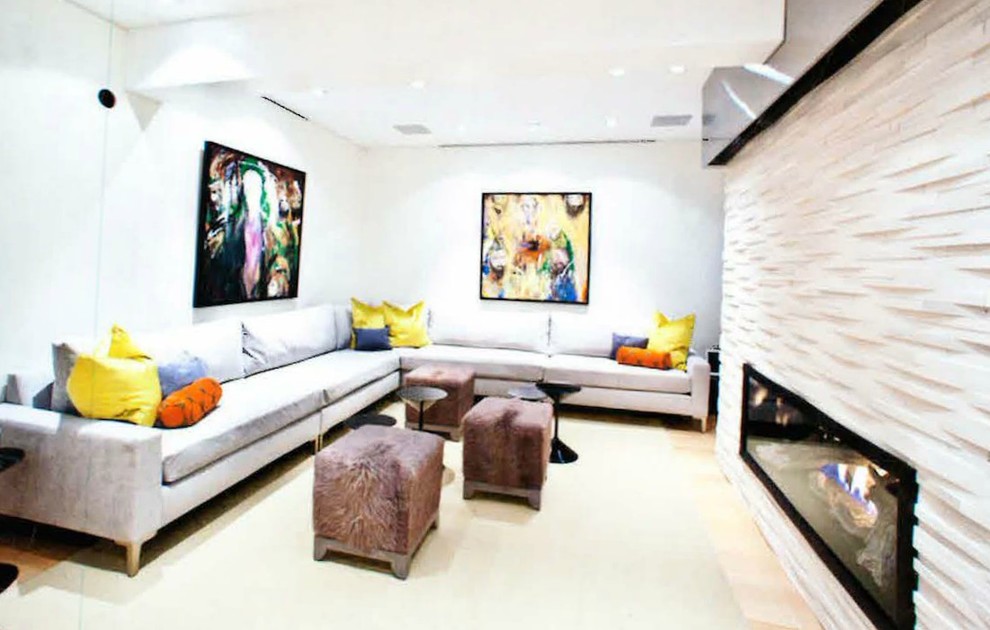 Mittelgroßes, Fernseherloses, Abgetrenntes Modernes Wohnzimmer mit weißer Wandfarbe, Kalkstein, Gaskamin und verputzter Kaminumrandung in Denver