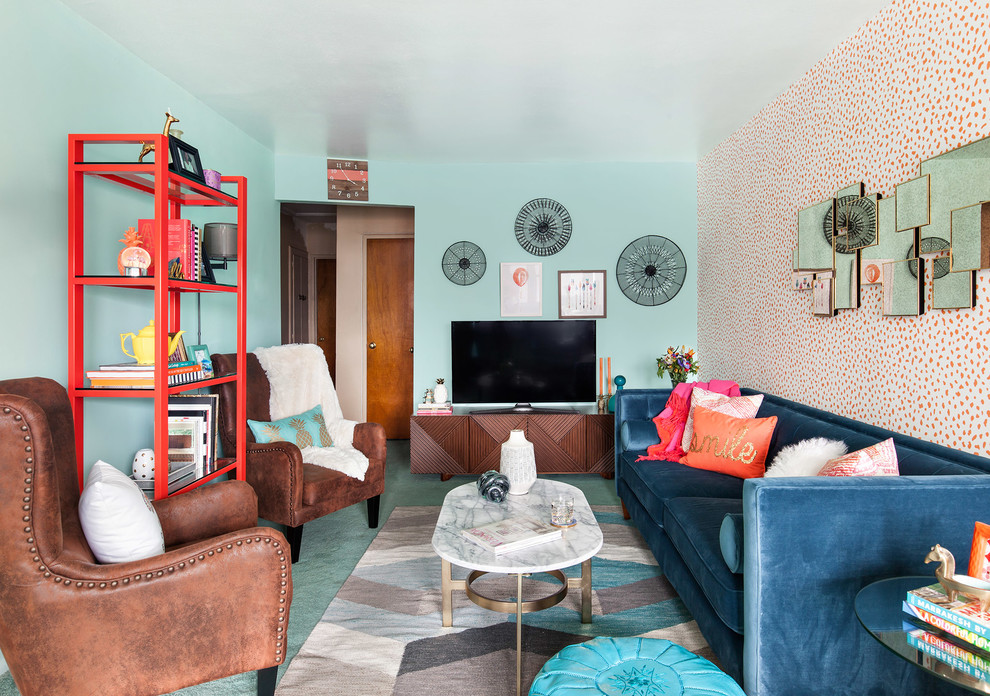 Idée de décoration pour un salon bohème avec un mur bleu, moquette et un téléviseur indépendant.