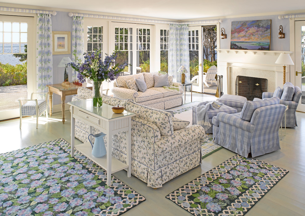 Стильный дизайн: гостиная комната в морском стиле с фиолетовыми стенами, деревянным полом и зеленым полом - последний тренд