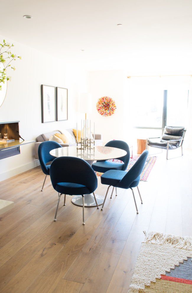 Mittelgroßes, Offenes, Fernseherloses Modernes Wohnzimmer ohne Kamin mit Hausbar, weißer Wandfarbe und braunem Holzboden in Los Angeles