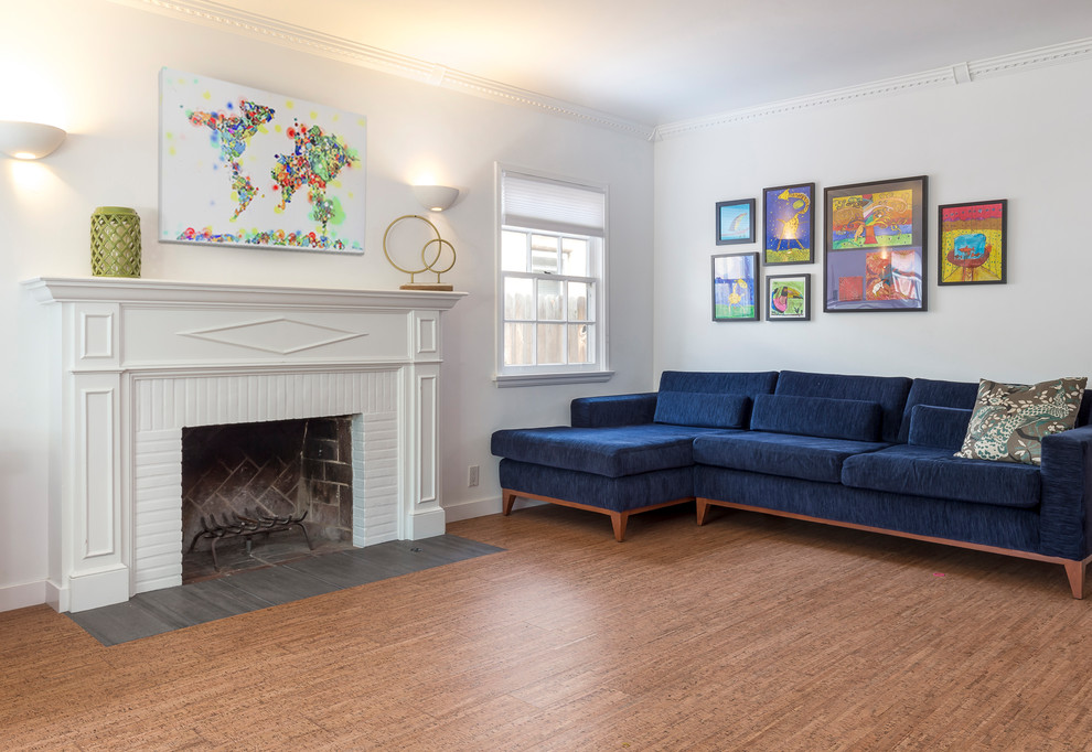 Foto di un grande soggiorno contemporaneo chiuso con pareti blu, pavimento in sughero, camino classico, cornice del camino in mattoni, nessuna TV e pavimento beige
