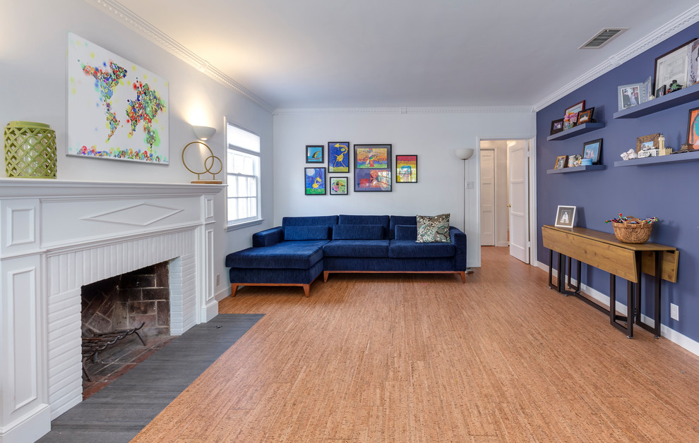 Пример оригинального дизайна: большая изолированная гостиная комната в современном стиле с синими стенами, пробковым полом, стандартным камином, фасадом камина из кирпича и бежевым полом без телевизора