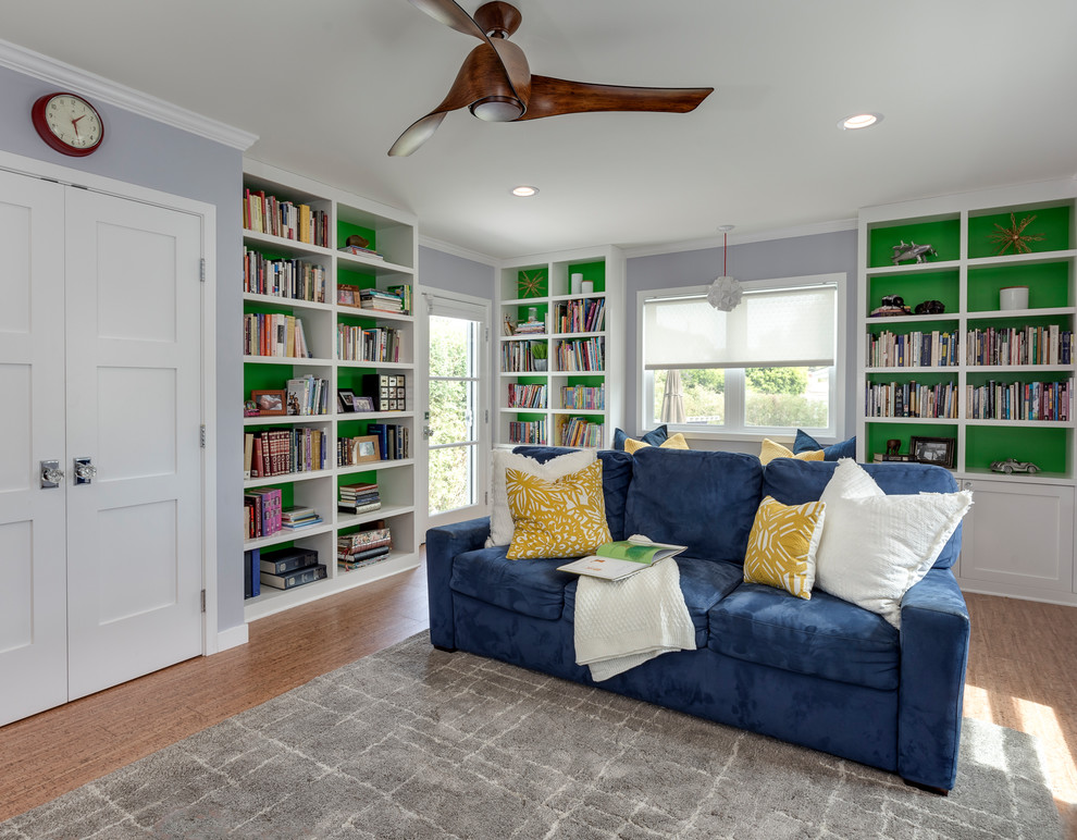 Foto di un grande soggiorno minimal chiuso con libreria, pareti verdi, pavimento in sughero, nessun camino, nessuna TV e pavimento beige