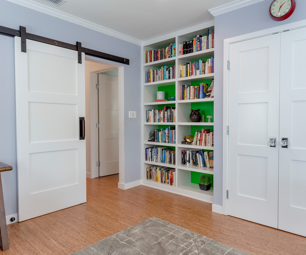 Foto på ett stort funkis separat vardagsrum, med ett bibliotek, gröna väggar, korkgolv och beiget golv