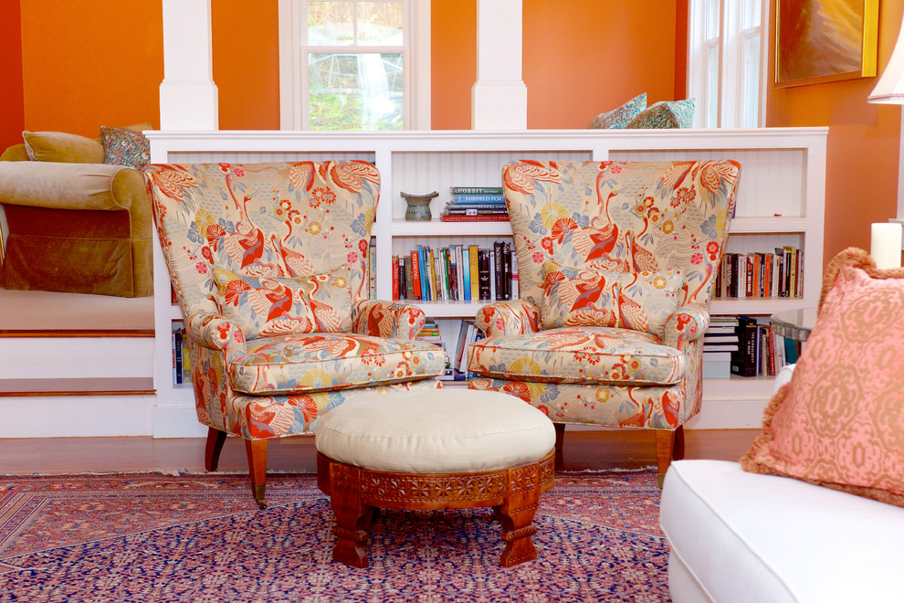 Imagen de salón para visitas tipo loft clásico renovado de tamaño medio sin chimenea y televisor con parades naranjas, suelo de madera clara y suelo beige