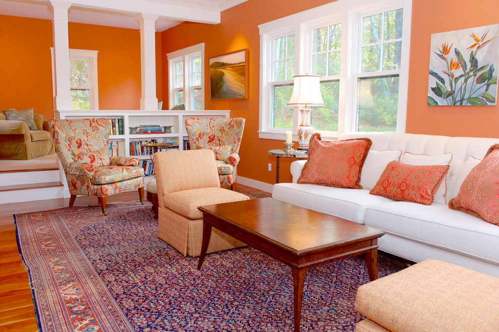 Foto de salón para visitas tipo loft tradicional renovado de tamaño medio sin chimenea y televisor con parades naranjas, suelo de madera clara y suelo beige