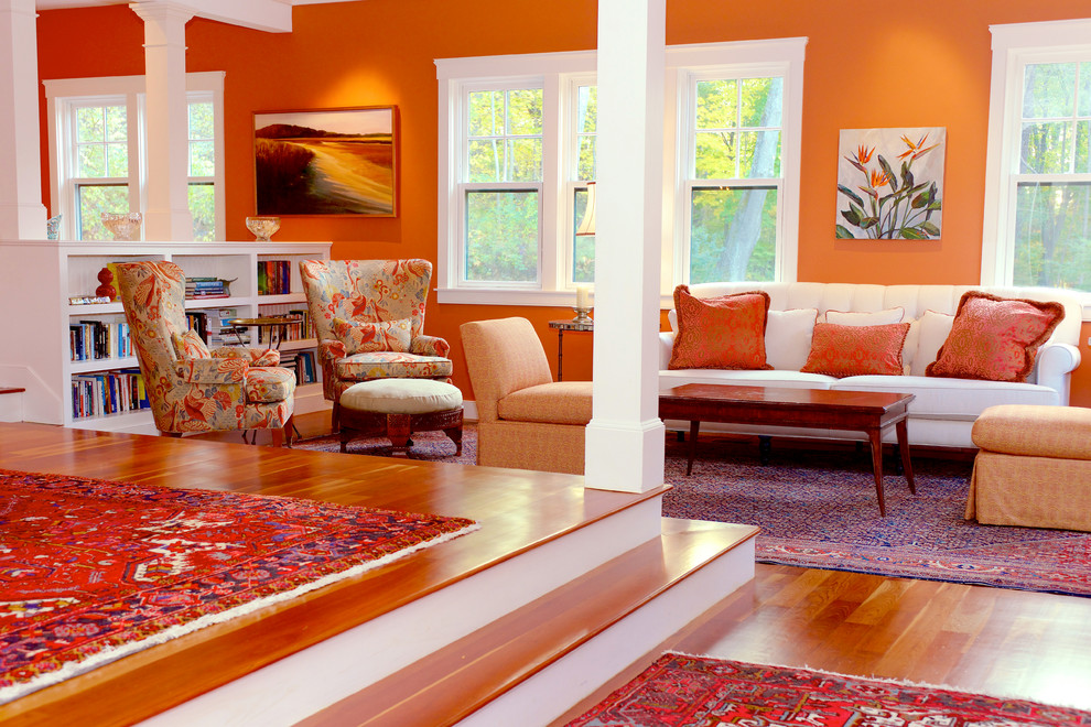 Foto di un soggiorno chic di medie dimensioni e stile loft con sala formale, pareti arancioni, parquet chiaro, nessun camino, nessuna TV e pavimento beige