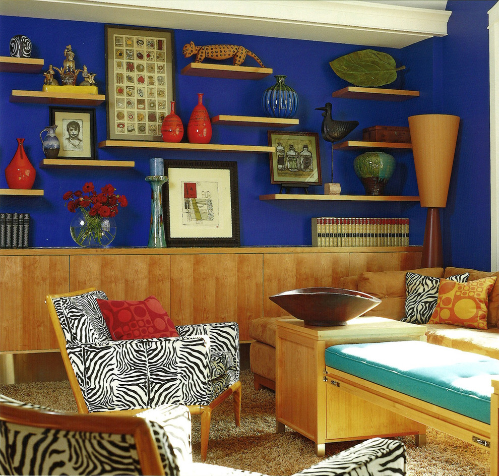 Imagen de salón ecléctico con paredes azules