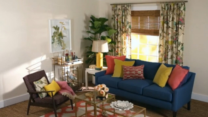 Mittelgroßes, Abgetrenntes Eklektisches Wohnzimmer mit beiger Wandfarbe und braunem Holzboden in Houston