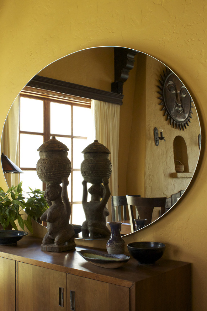 На фото: гостиная комната среднего размера в стиле фьюжн с желтыми стенами, паркетным полом среднего тона и фасадом камина из плитки
