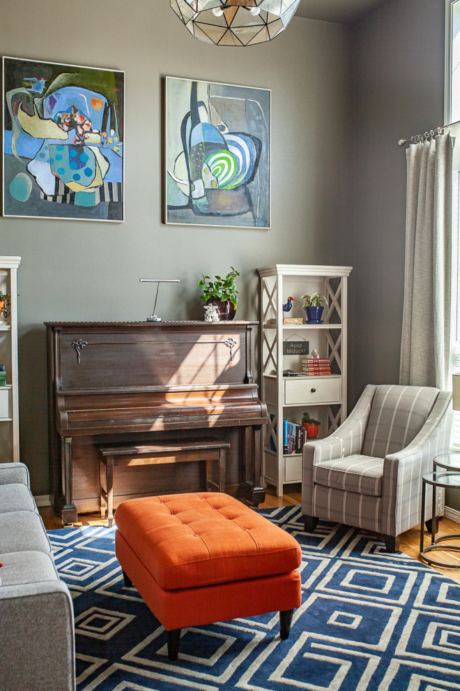 На фото: изолированная гостиная комната среднего размера в стиле фьюжн с серыми стенами, отдельно стоящим телевизором, паркетным полом среднего тона и коричневым полом с