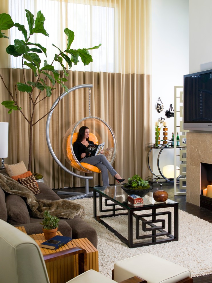 Idee per un soggiorno contemporaneo con pavimento in bambù e pareti bianche