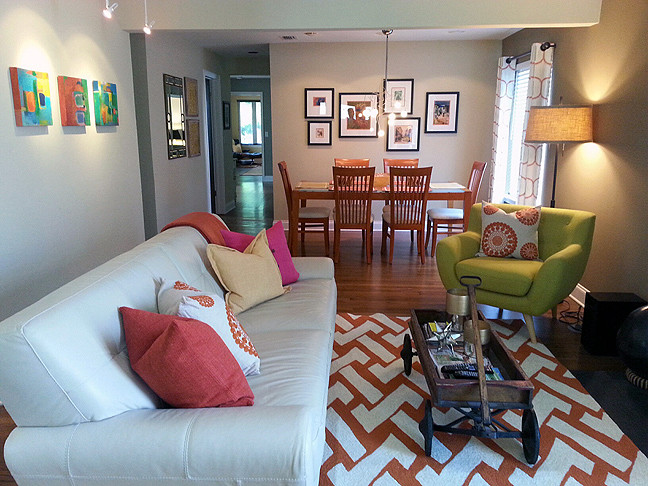 Mittelgroßes, Offenes Modernes Wohnzimmer mit grauer Wandfarbe, braunem Holzboden und TV-Wand in Orlando