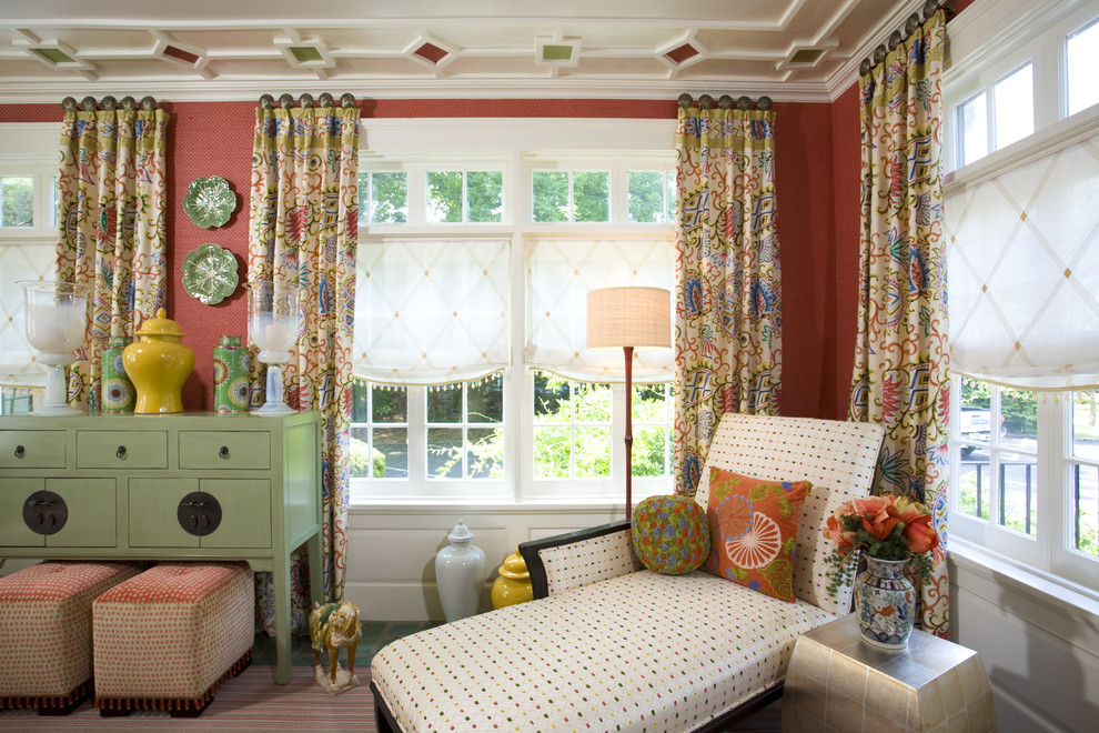 На фото: гостиная комната в стиле фьюжн с красивыми шторами с