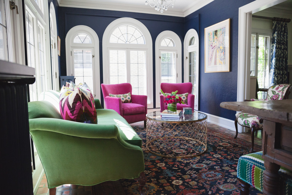 На фото: изолированная гостиная комната среднего размера в стиле неоклассика (современная классика) с синими стенами и темным паркетным полом без камина с