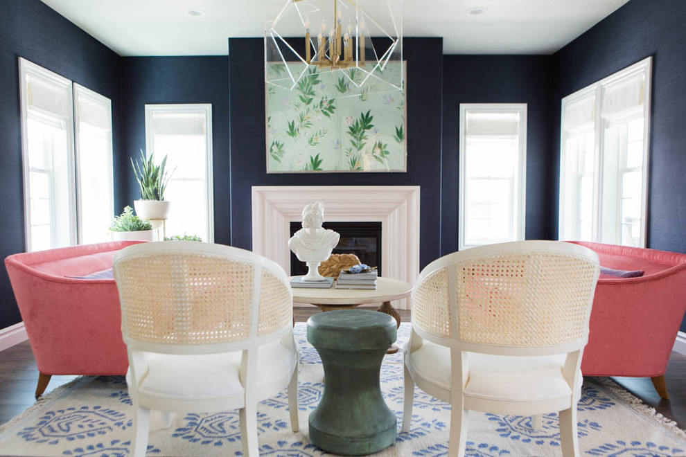 Idée de décoration pour un salon tradition avec un mur bleu, un sol en bois brun, une cheminée standard et un manteau de cheminée en bois.