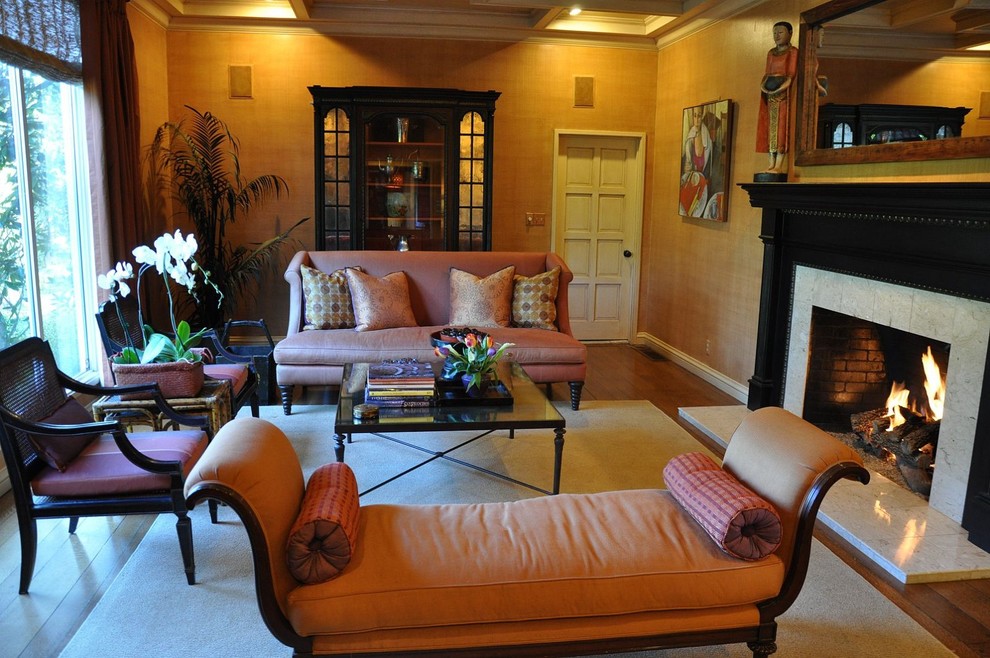 Foto di un grande soggiorno boho chic aperto con sala formale, pavimento in legno massello medio, cornice del camino piastrellata e nessuna TV