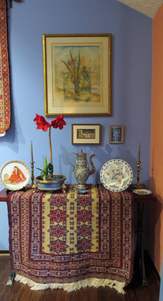 Foto di un grande soggiorno boho chic aperto con pareti multicolore, parquet scuro, camino classico e cornice del camino in intonaco