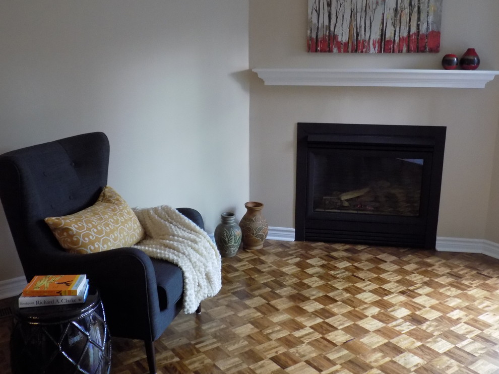 Mittelgroßes, Offenes, Fernseherloses Stilmix Wohnzimmer mit beiger Wandfarbe, gelbem Boden, Eckkamin, Kaminumrandung aus Metall und braunem Holzboden in Ottawa
