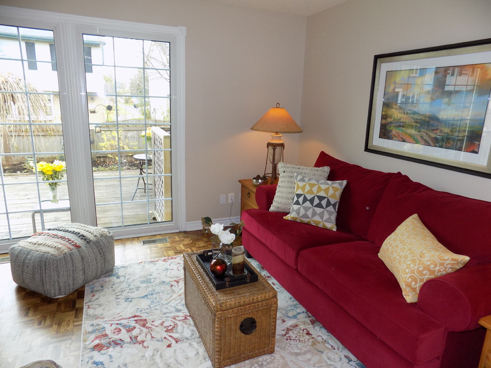 Esempio di un soggiorno boho chic di medie dimensioni e aperto con pareti beige, pavimento giallo e pavimento in legno massello medio