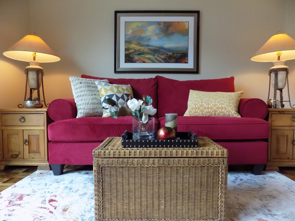 Esempio di un soggiorno eclettico di medie dimensioni e aperto con pareti beige, pavimento giallo e pavimento in legno massello medio