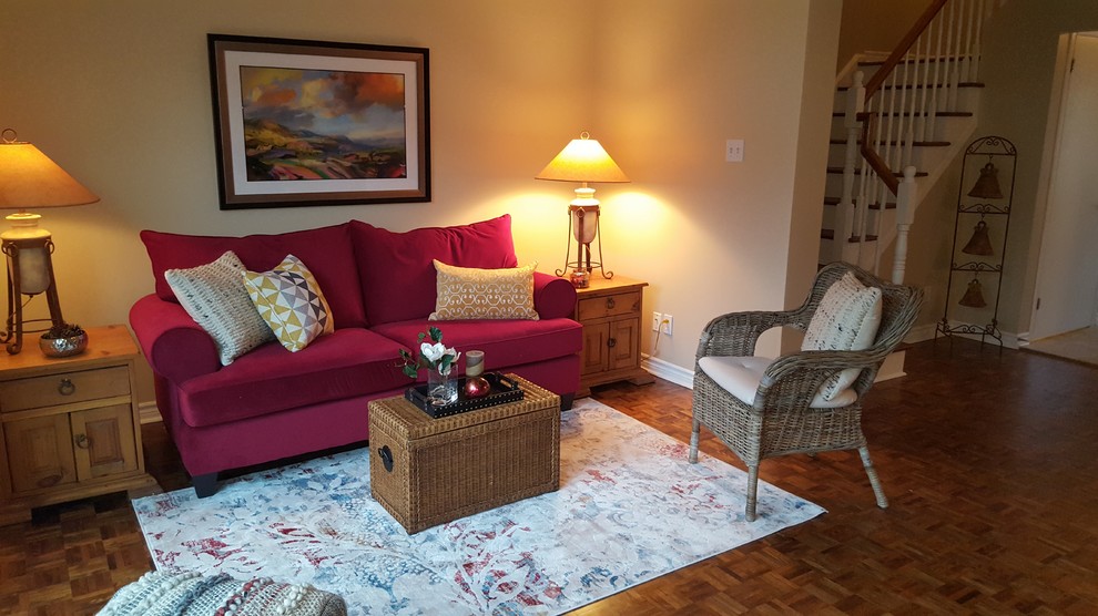 Mittelgroßes, Offenes Eklektisches Wohnzimmer mit beiger Wandfarbe, gelbem Boden, Eckkamin, Kaminumrandung aus Metall und braunem Holzboden in Ottawa