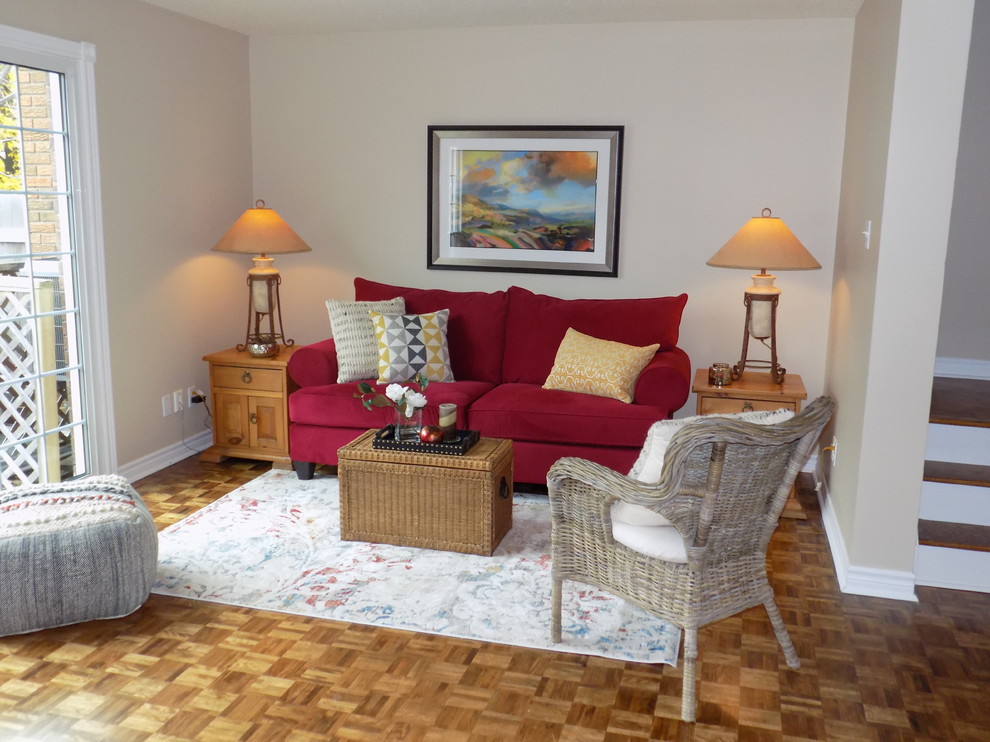Idee per un soggiorno boho chic di medie dimensioni e aperto con pareti beige, pavimento giallo, pavimento in legno massello medio e nessuna TV