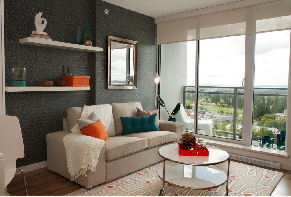 Стильный дизайн: маленькая открытая гостиная комната в современном стиле с серыми стенами и паркетным полом среднего тона для на участке и в саду - последний тренд