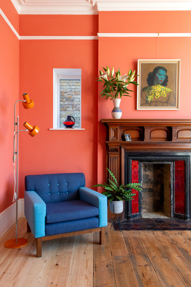 Mittelgroßes Modernes Wohnzimmer mit braunem Holzboden und braunem Boden in Kent