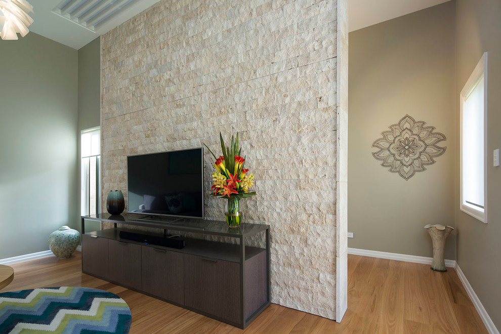 Imagen de salón abierto actual de tamaño medio con paredes verdes, suelo de madera en tonos medios y televisor independiente