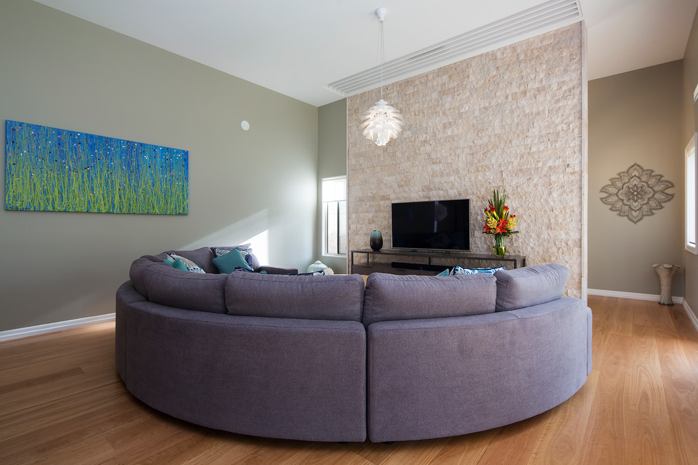 Ejemplo de salón abierto contemporáneo de tamaño medio con paredes verdes, suelo de madera en tonos medios y televisor independiente