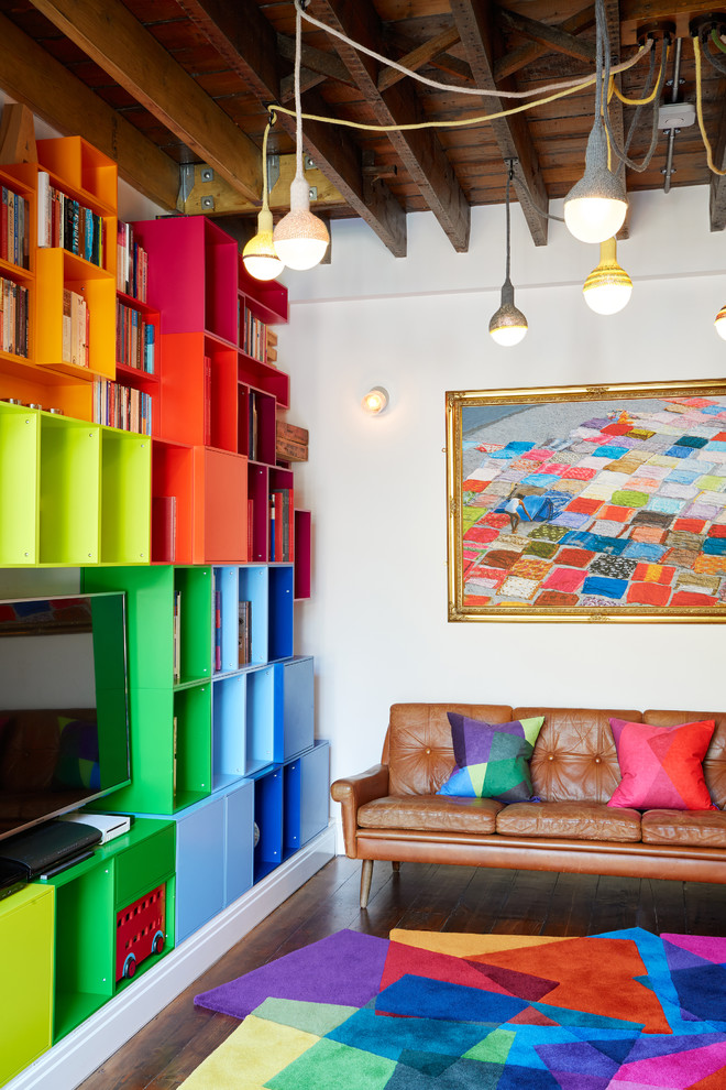 Diseño de salón abierto bohemio pequeño con paredes multicolor, suelo de madera oscura y pared multimedia