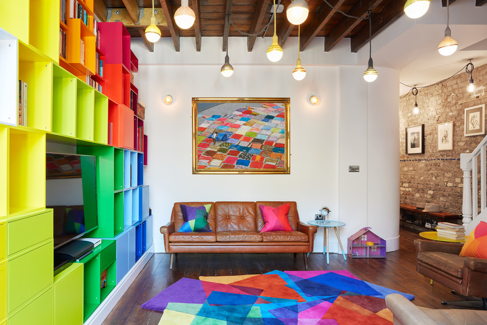 Idées déco pour un salon éclectique ouvert avec un mur multicolore, parquet foncé et un téléviseur encastré.