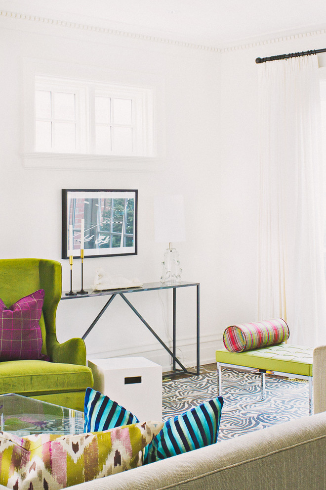Foto di un soggiorno contemporaneo di medie dimensioni e chiuso con sala formale, pareti bianche e pavimento in legno massello medio
