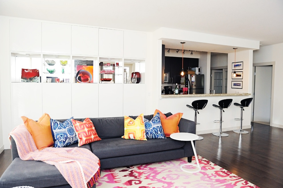Offenes, Mittelgroßes Eklektisches Wohnzimmer mit weißer Wandfarbe, braunem Holzboden, Kamin und Kaminumrandung aus Stein in Calgary