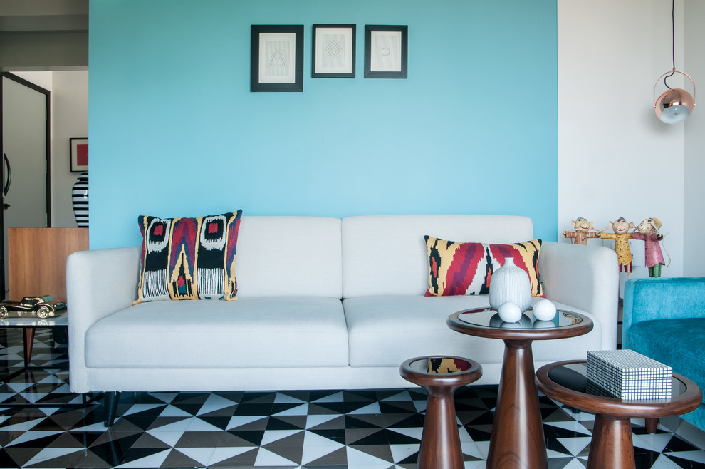 他の地域にあるコンテンポラリースタイルのおしゃれなリビング (白い壁、マルチカラーの床、青いソファ) の写真