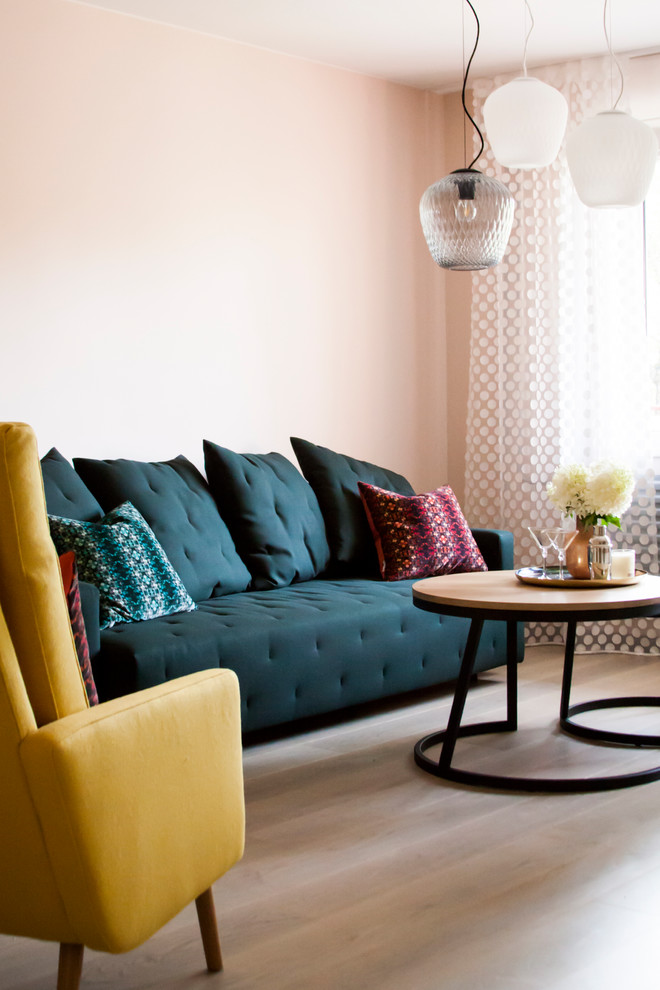 Kleines, Abgetrenntes Modernes Wohnzimmer mit rosa Wandfarbe, hellem Holzboden und grauem Boden in Lyon