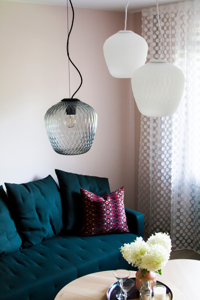 Immagine di un piccolo soggiorno contemporaneo chiuso con pareti rosa, parquet chiaro e pavimento grigio